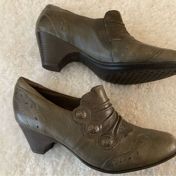 Cobb Hill Tannish Green Heels - Picture 2 of 9